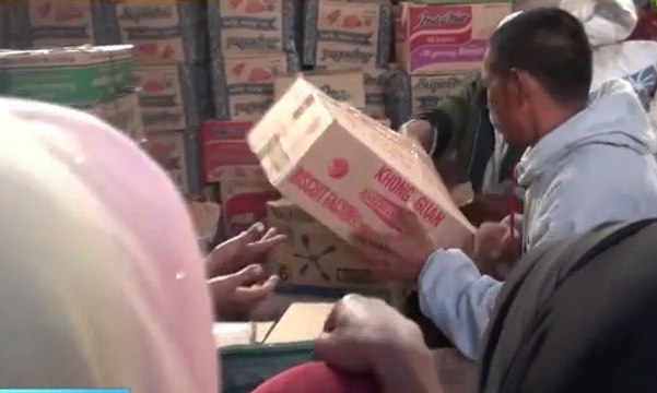 Korban Banjir Bandang Berebut Bantuan Makanan