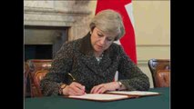 Theresa May firma la carta en la que pedirá el 