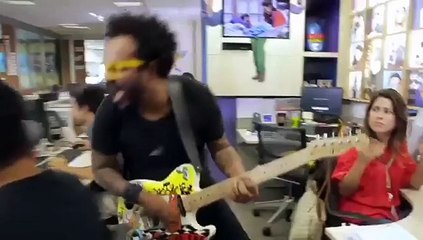 Giulliana Succine participa de vinheta ao lado do humorista Marcelo Marrom