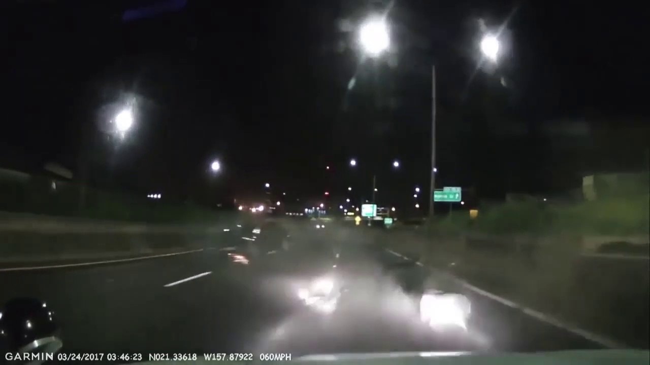 Ce chauffard tente de doubler par l'interieur et c'est le drame