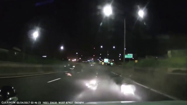 Ce chauffard tente de doubler par l'interieur et c'est le drame