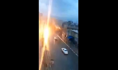 La foudre frappe une voiture qui roule.