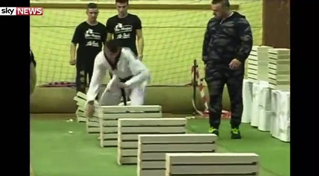 A 16 ans, il casse 111 briques... avec sa tête!