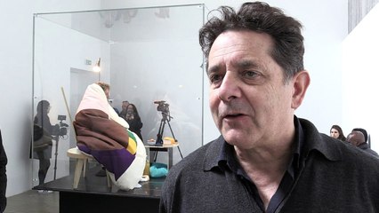 Artista francês choca ovos em Paris