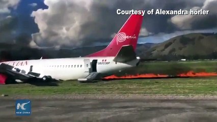 Un avion rate son atterrissage et prend feu sur la piste au Pérou.