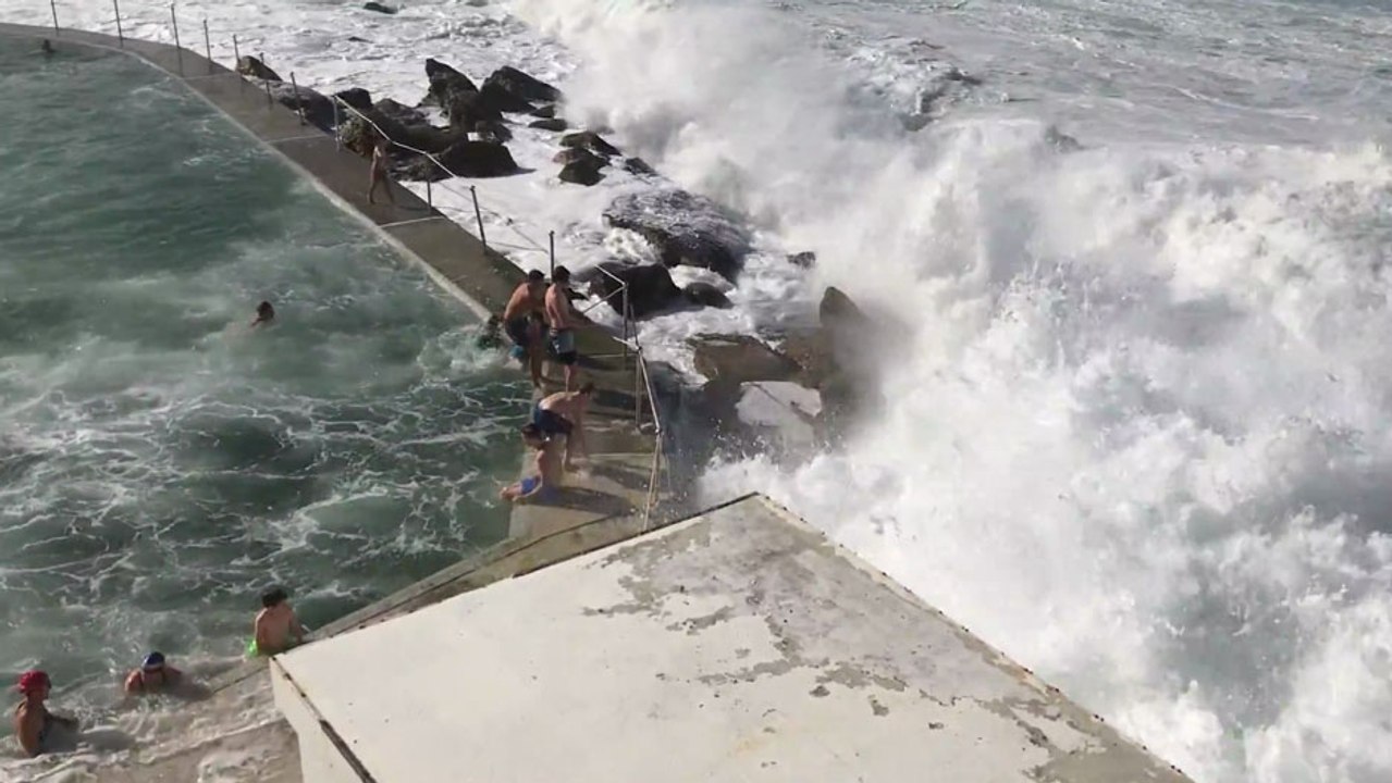 Une piscine en front de mer submergée par les vagues