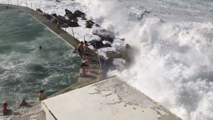 Une piscine en front de mer submergée par les vagues