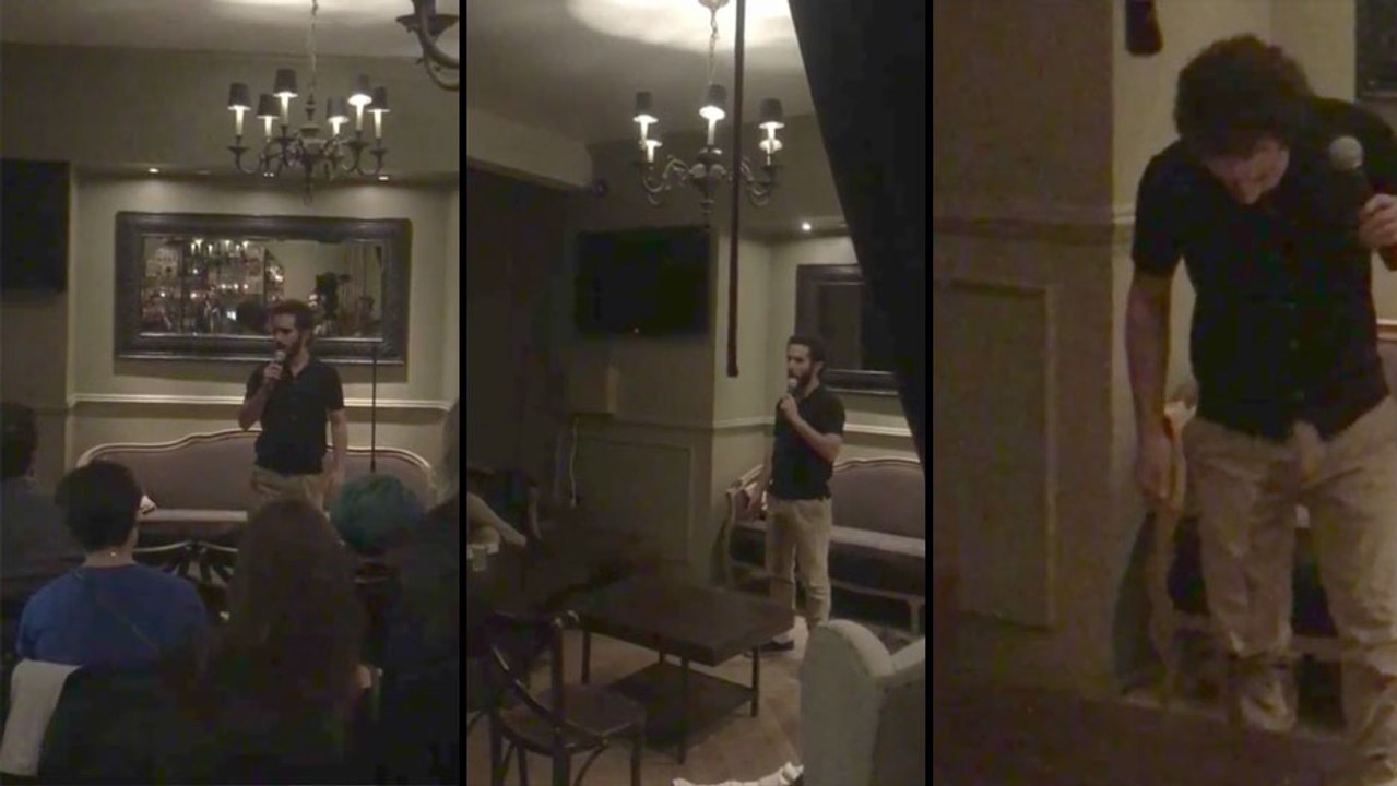 Un humoriste se fait pipi dessus lors d'un petit spectacle