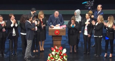 Erdoğan Güzellik Uzmanlarına Müjdesini Verdiği Kararnameyi Canlı Yayında İmzaladı