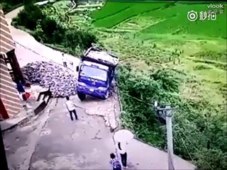 il saute de son camion juste avant qui tombe de la montagne ! réflexe de survie insolite !