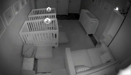 Deux jumeaux infatigables pendant la nuit !