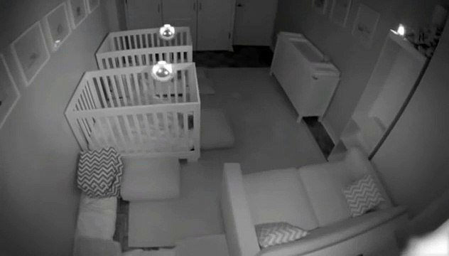 Deux jumeaux infatigables pendant la nuit !