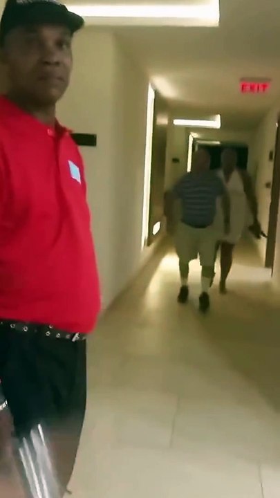 Des touristes hystériques détruisent l'ascenseur d'un hôtel pour libérer leurs enfants coincés