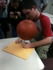 Ecrire avec un ballon de basket qui tourne sur le stylo !