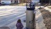 Cette fillette aime ce robot poubelle lol