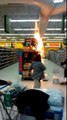 Incendie dans un supermarché.. tout le monde s'en fout !! Walmart