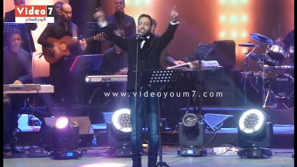 بالفيديو.. تامر عاشور يغنى "عشت معاك حكايات" لايف