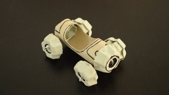 DIY : Fabriquez une voiture en rouleau de papier toilette et boite d'oeufs