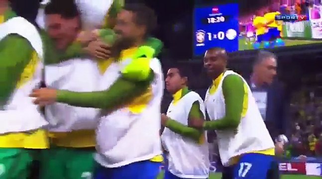 Brésil : le but incroyable de Neymar face au Paraguay