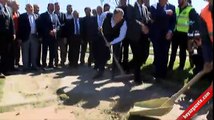 Bakan Kılıç, eline süpürge aldı, parkta otları süpürdü