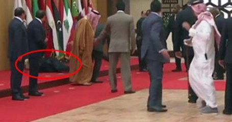 Lübnan Cumhurbaşkanı Dengesini Kaybedince Bir Anda Yere Yapıştı