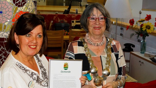 Nicoline Lancee ontvangt Nissewaardpenning uit handen van burgemeester Salet / Spijkenisse 2017