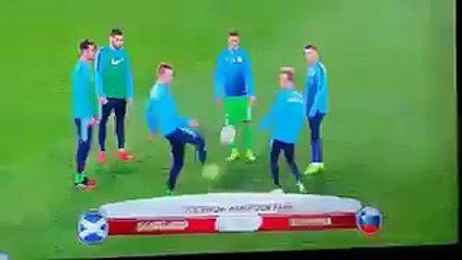 İskoçya - Slovenya maçında sahanın altından çıkan şey