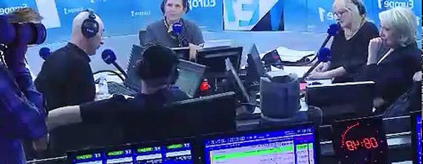 Marine Le Pen pleure de rire devant le sketch de Nicolas Canteloup