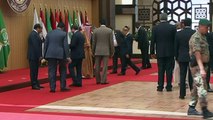 لحظة سقوط الرئيس اللبناني ميشال عون أرضا في القمة العربية