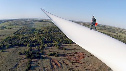 Download Video: Ils s'élancent du haut d'une éolienne