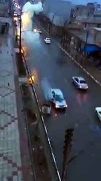 La foudre frappe un homme à l’intérieur d’une voiture qui roule!