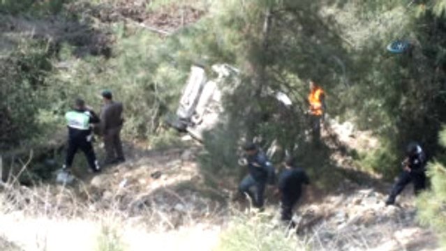 Otomobil 45 Metrelik Uçuruma Uçtu, Sürücü Sağ Kurtuldu