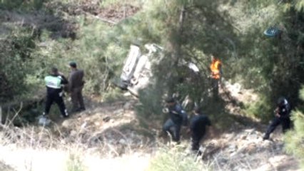 Otomobil 45 Metrelik Uçuruma Uçtu, Sürücü Sağ Kurtuldu