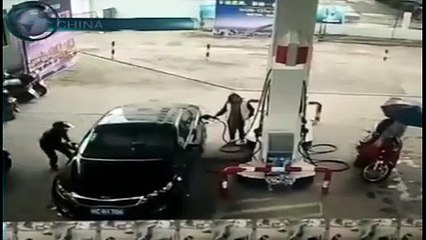 Ladrão se dá mal após aproveitar distração de dona de carro na China