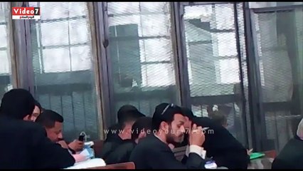 بالفيديو..متهمو "أحداث العدوة" يرددون: يسقط يسقط حكم المرشد وعرفناكم يا خاينين