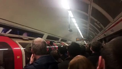 Su cabeza quedo atrapada en una de las puertas del metro