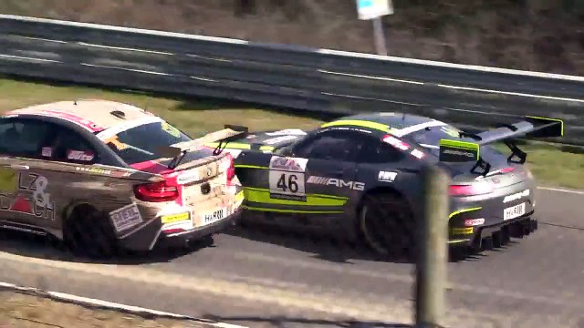 Nürburgring: Crash impliquant une BMW M6 GT3, une Mercedes AMG GT3, et une BMW M235i.