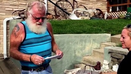 La réaction d’un papy dès qu’il voit ce qui est à l’intérieur de la carte que sa petite-fille lui a donné pour son anniv