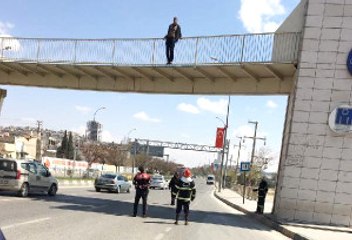 Gaziantep'te Üst Geçitten Atlayan Adam Yaralandı