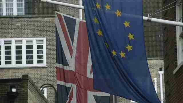 Reino Unido activa su salida de la UE y Bruselas dice que será una marcha ordenada