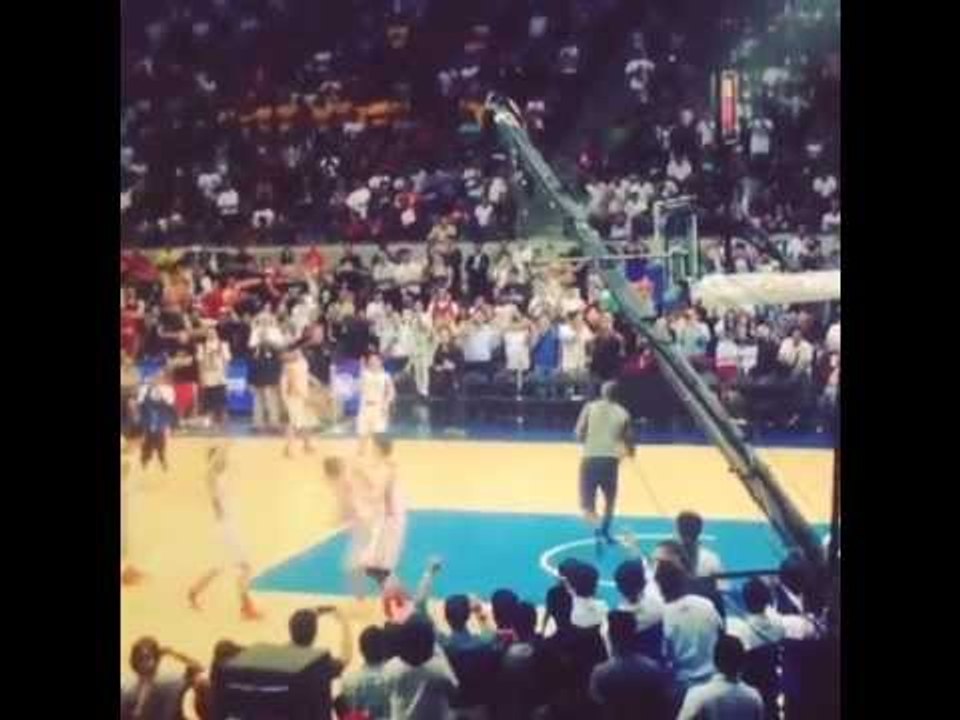 Here's Kobe Paras dunking on Lebron James who kinda sorta challenged. The kid has hops!