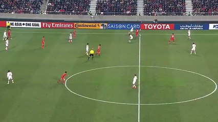 Dwóch zawodników zczepiło się butami