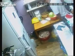 Elle s'endort dans son commerce car il n'y avait personne.. mais pendant ce temps un client va rentrer et faire une chos