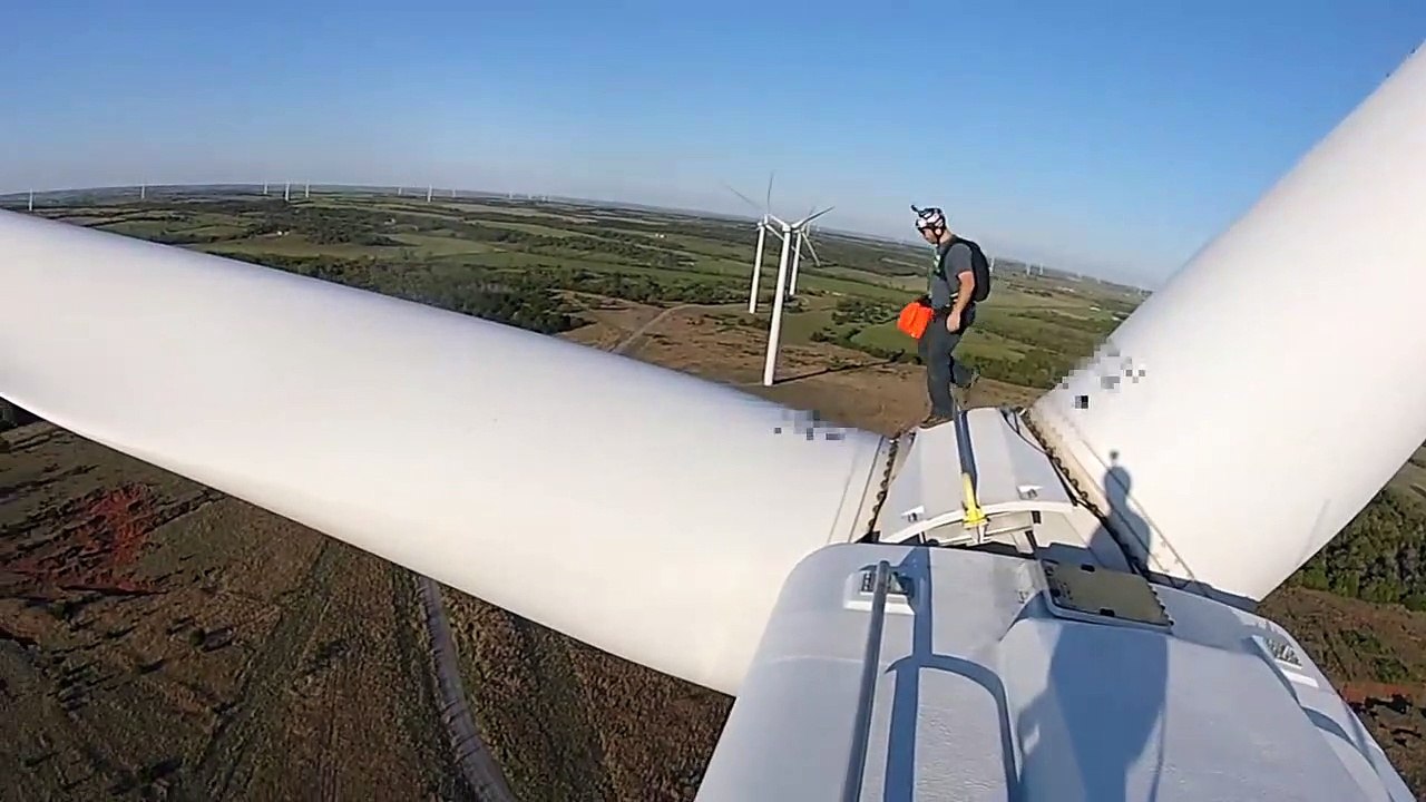 Aux États-Unis, ces deux base-jumpers sautent d’une éolienne avec leur parachute, incroyable...