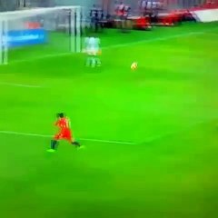Alexis Sanchez fait une action à la Zidane, Gerrard et Ronaldinho