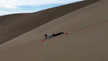 Une femme chute en tentant de faire du snow sur une dune de sable !