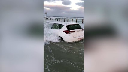 Il faut éviter de s'endormir dans sa voiture sur une plage pendant une marée basse !
