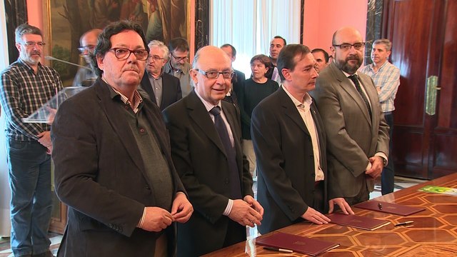 Montoro firma con sindicatos acuerdo de empleo público