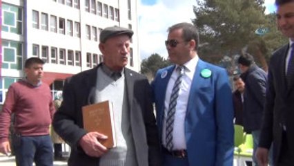 77 Yaşındaki Mehmet Dedenin Kitap Okuma Aşkı