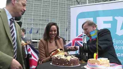 Tarta y cava para celebrar el inicio del "brexit" en Bruselas